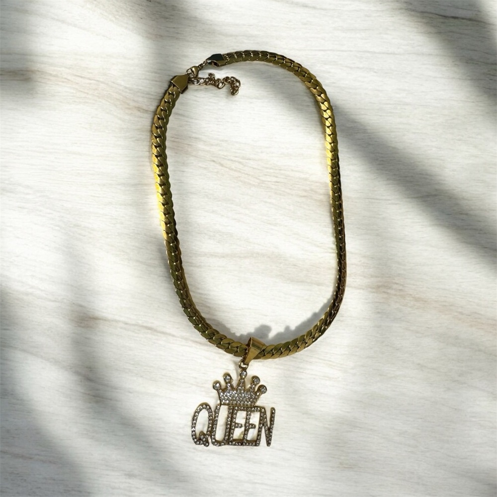 Gold 'Queen' Pendant Necklace - Women Jewelry